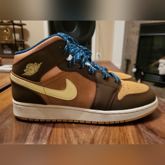 Sneakers - Picture 1 of 5